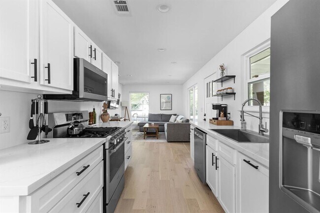 Building Photo - 5803 Blythewood Dr