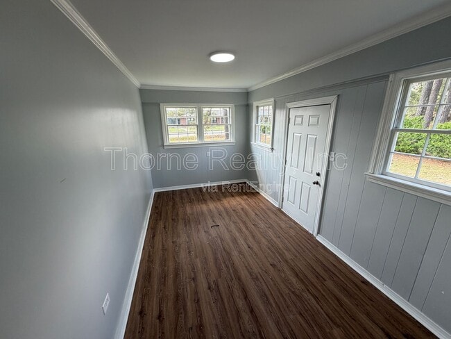 Building Photo - 1600 King Cir