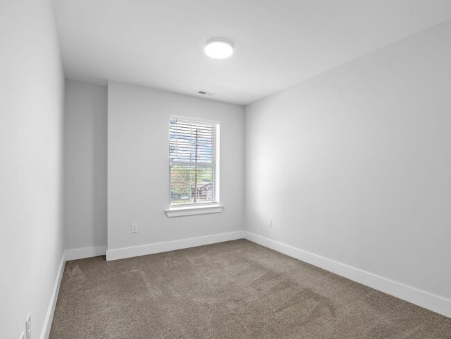 Building Photo - 3 Bed, 2.5 Bath - Lucky Penny End Unit