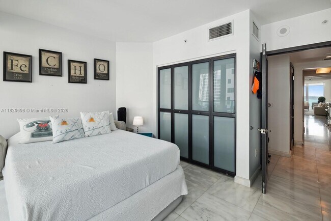 Building Photo - 1331 Brickell Bay Dr