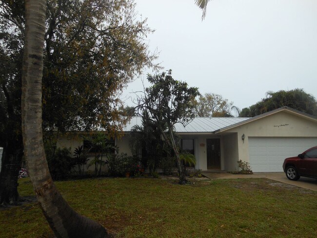 Building Photo - CHARMING 2 BEDROOM POOL HOME IN THE HEART OF JENSEN BEACH