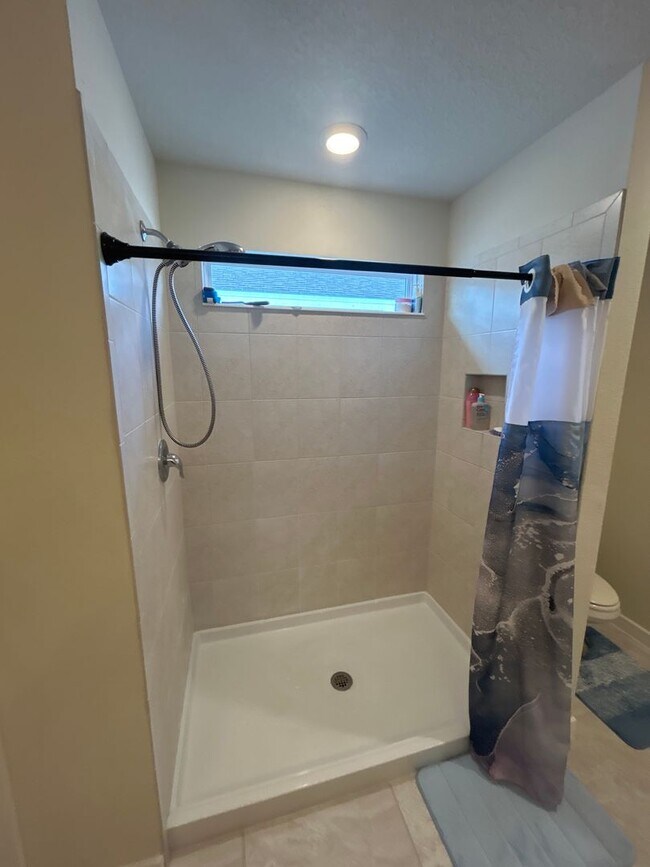 Building Photo - Beautiful and spacious 5/3 Kissimmee