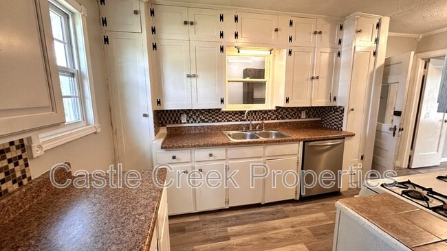 Building Photo - 714 W Hurd St