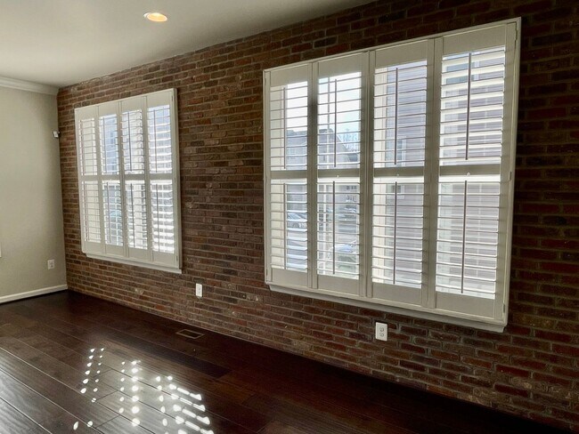 Building Photo - IMPRESSIVE STAFFORD TOWNHOUSE!