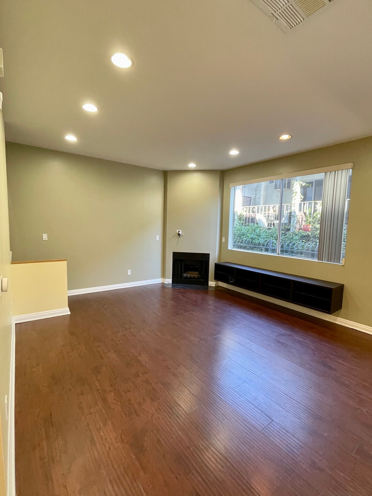 Building Photo - 812 N Hudson Ave