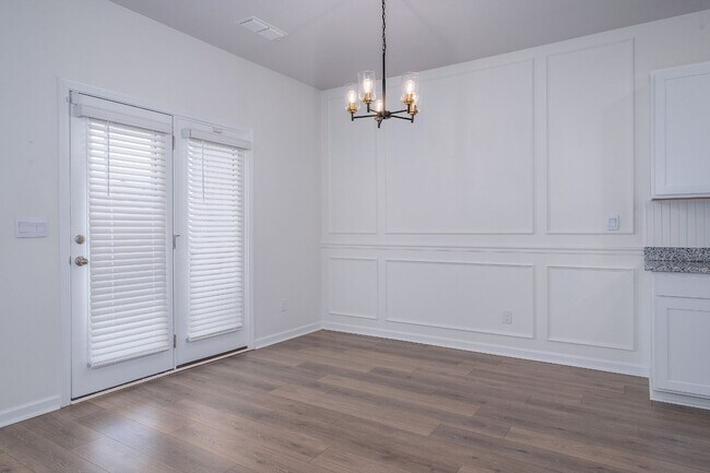 Building Photo - Like New, One-Level Living