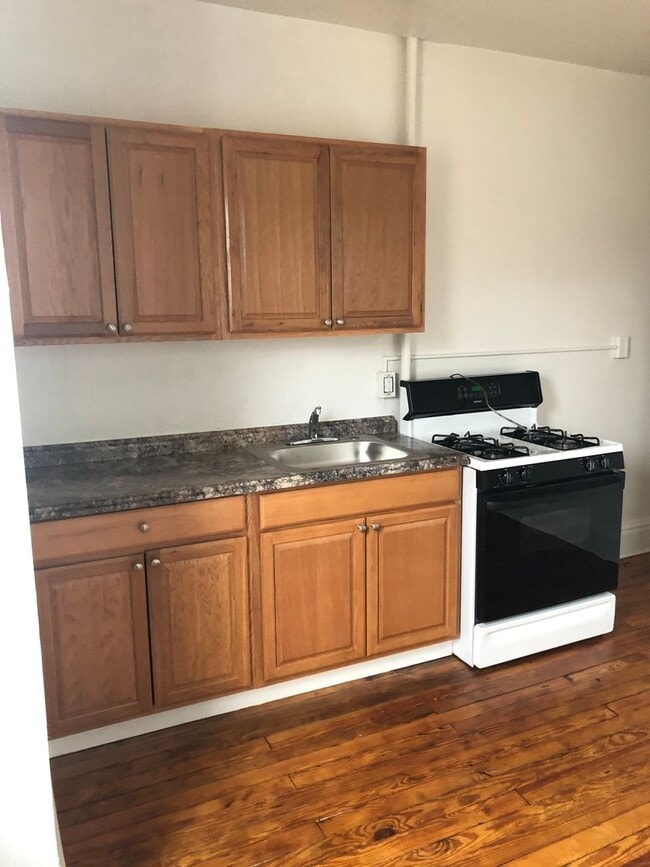 Building Photo - 1 Bedroom 1 Bath, 2nd Floor on the Avenues-York City SD