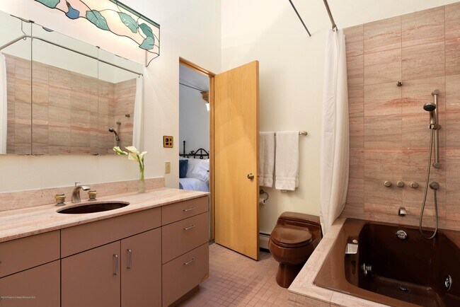 Building Photo - West End Aspen Home