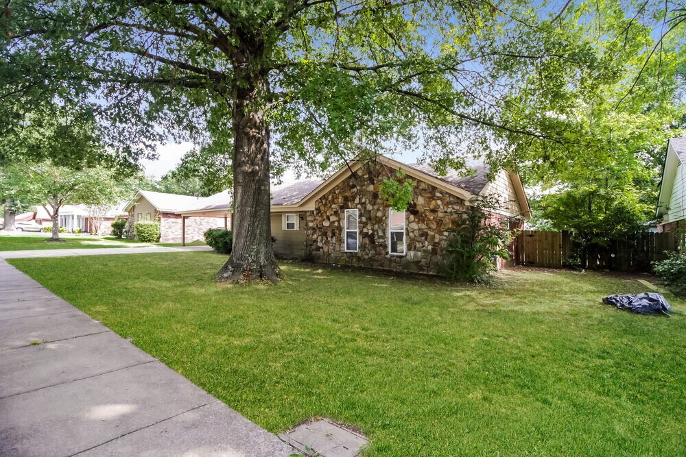 Building Photo - 4102 Royalcrest Dr