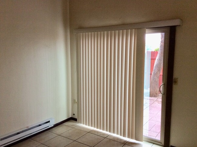 Building Photo - 2 Bdrm/1Ba Duplex, A/C, washer & dryer Centrally located