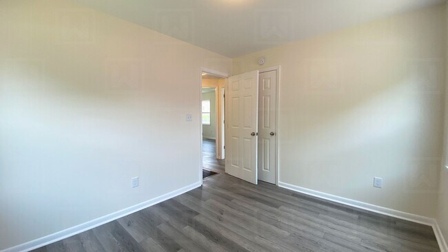 Building Photo - 2-Bed Home in Oakridge Community - Renovated