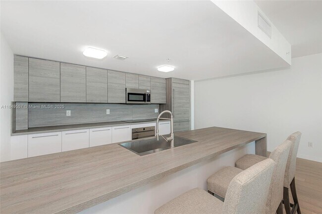 Building Photo - 400 Sunny Isles Blvd