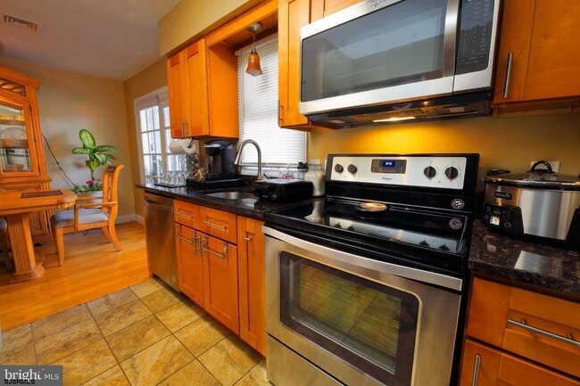 Building Photo - 10 Caravel Ct