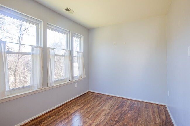 Building Photo - Charming Lower Ground Condo 2 BR/2 BA in E...