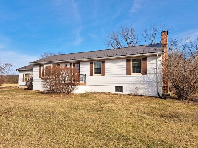 Building Photo - 3 Bed / 1-1/5 Bath Single Family Home w/Attached 2-Car Garage