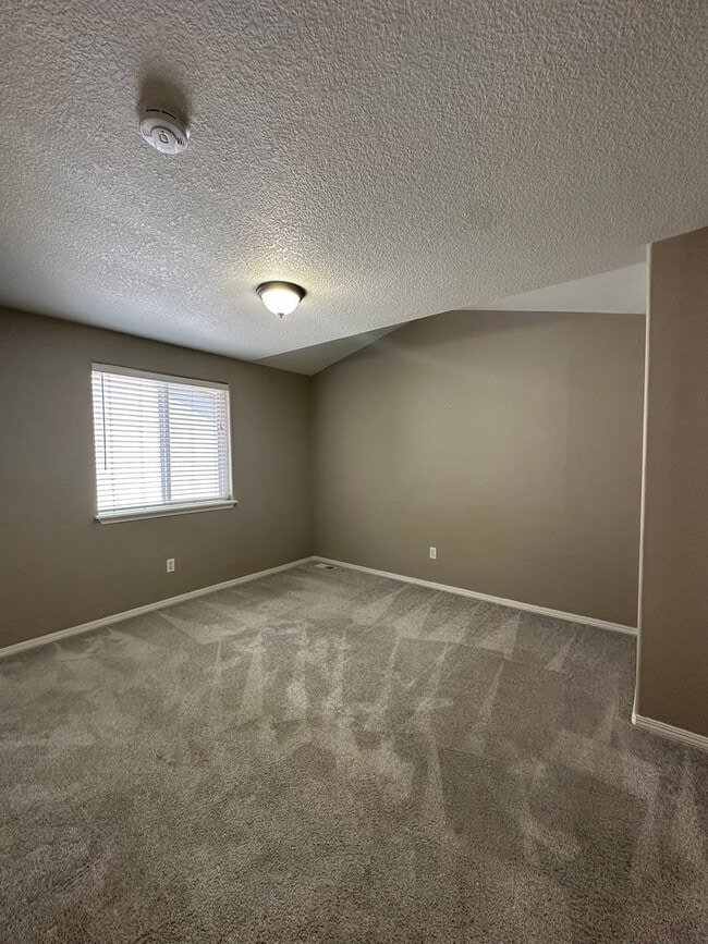 Building Photo - 4 bedroom, 2288sf home. Close to Nike, Int...