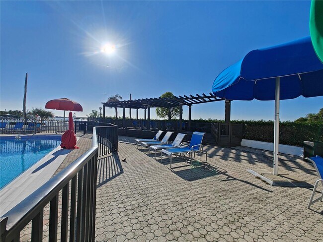 Building Photo - 825 Brickell Bay Dr