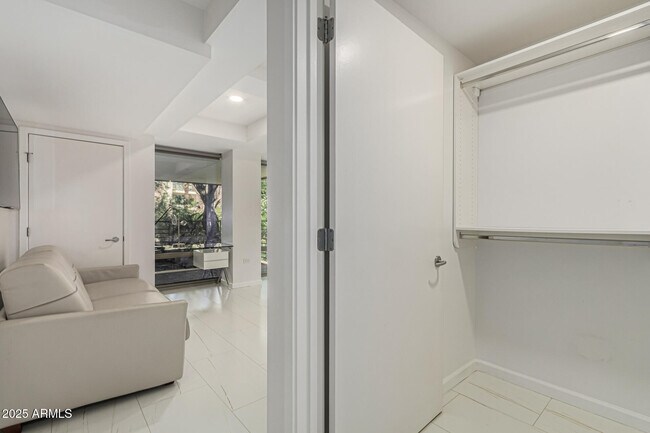 Building Photo - 7121 E Rancho Vista Dr