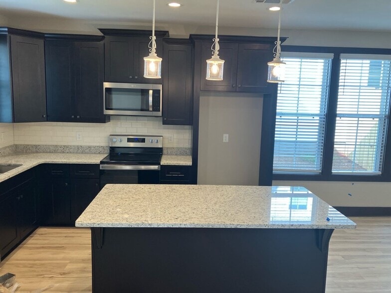 Building Photo - MOVE IN INCENTIVE*** Super Cute 2 Bedroom House in Fox Run Village