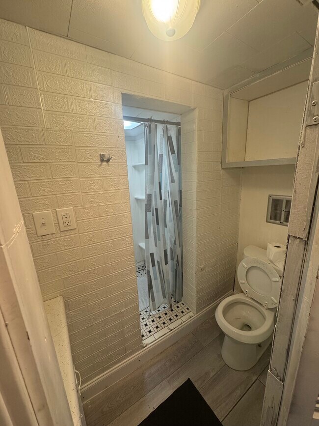 Building Photo - 515 Crouse St