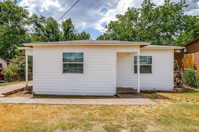 Primary Photo - Amazing 2 Bed- 1 Bath Home in West Fort Wo...