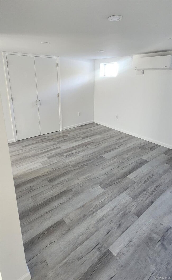 Building Photo - 1524 Express Dr S