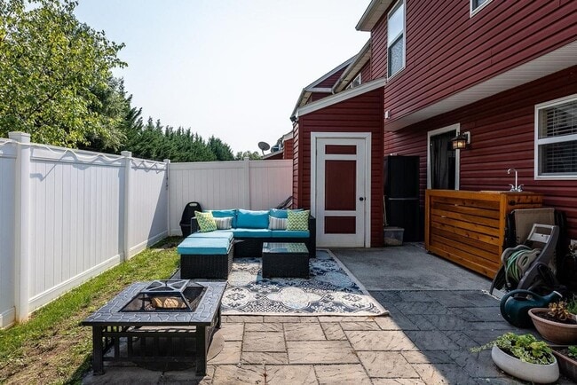 Building Photo - Updated 3 Bedroom 2.5Bath Townhouse in Harrisonburg