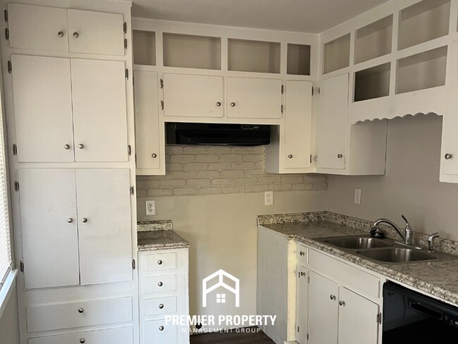 Building Photo - 2322 Rodgers Dr NE