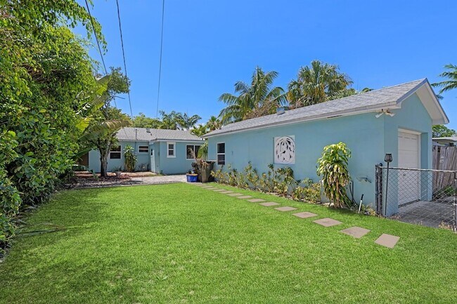 Building Photo - 1120 N Palmway