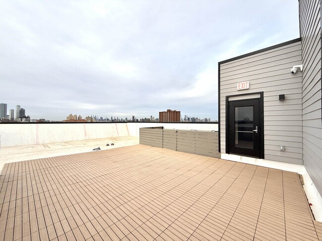 Building Photo - 320 Forrest St