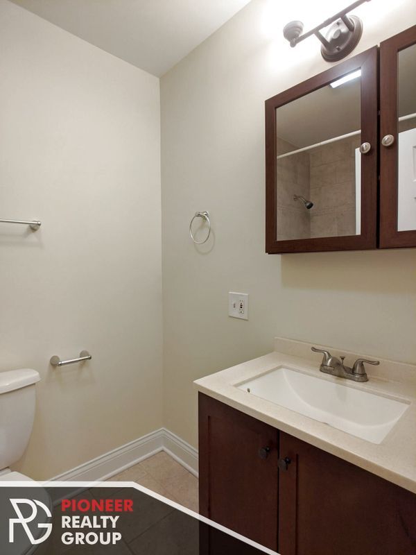 Building Photo - 555 W Arlington Pl