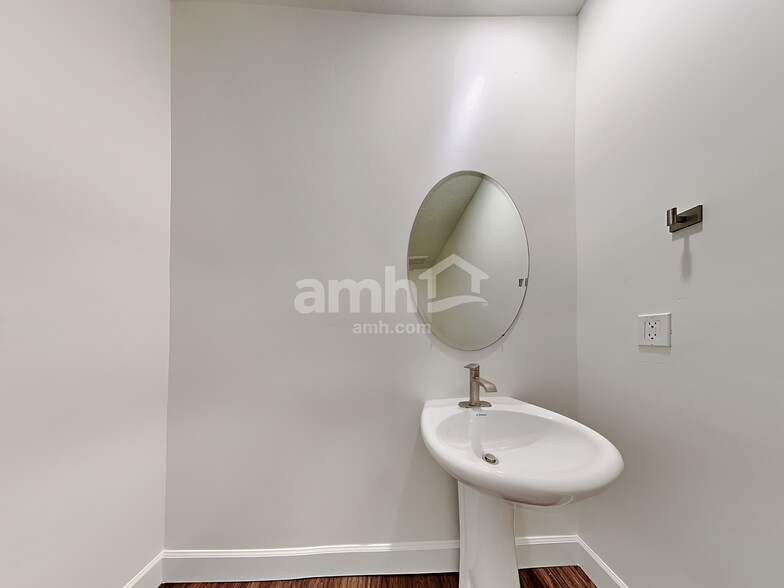 Building Photo - 237 N Dry Crk Rd