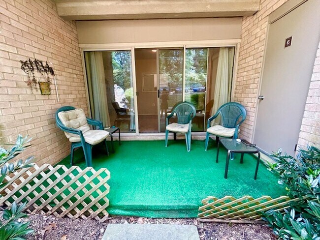 Building Photo - Cozy Oasis in Rockville!