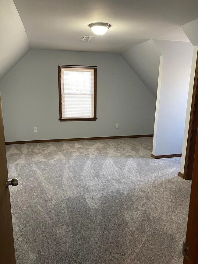 Building Photo - Adorable 4/2 with huge yards