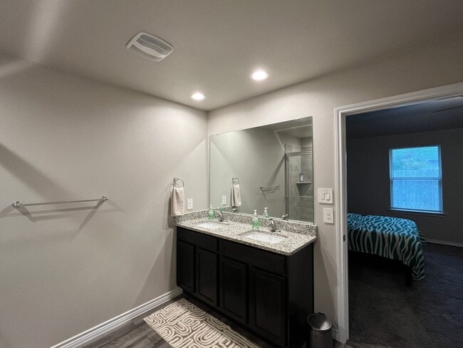 Building Photo - FOUR BEDROOM IN STARLIGHT ESTATES