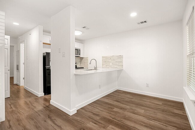 Building Photo - Updated North Austin Condo with Modern Fin...