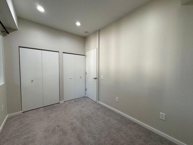 Building Photo - Breathtaking views of Chuckanut Bay!!