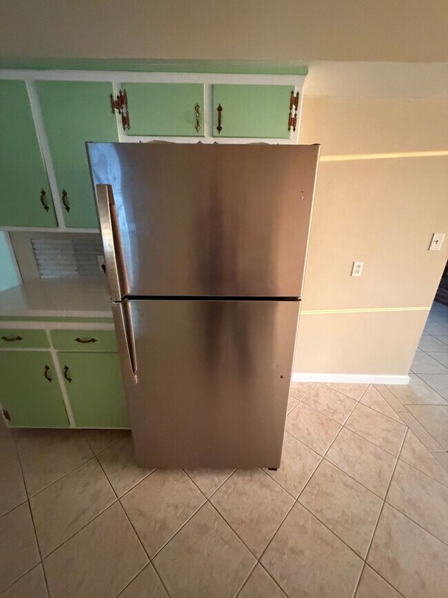 Building Photo - Affordable 3 BD 2 BA house in SW Bakersfield on a corner lot