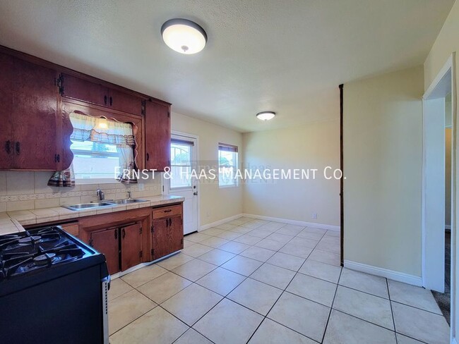 Building Photo - 15132 S Frailey Ave