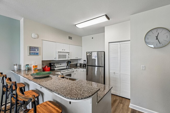 Building Photo - 9896 S Thomas Dr