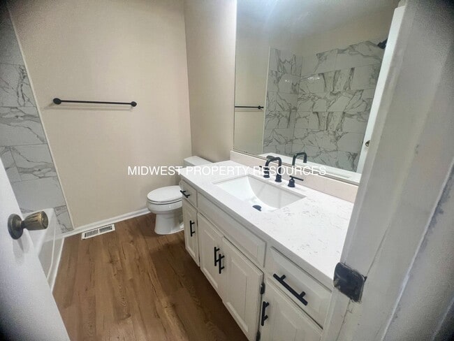 Building Photo - Large 2 Bedroom/1 Bath Duplex in Lee's Summit