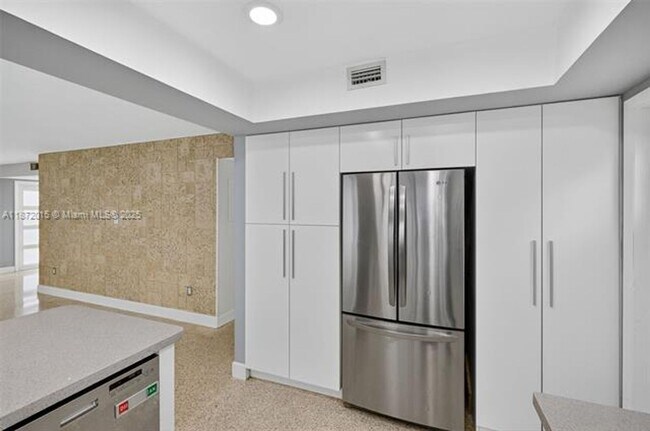 Building Photo - 537 Menendez Ave