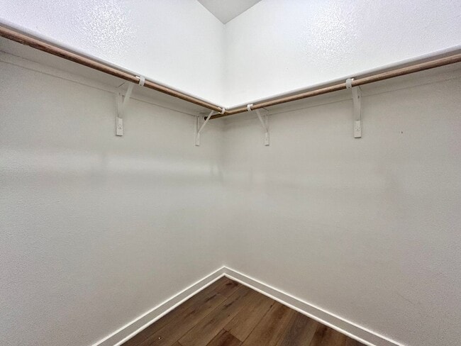 Building Photo - Spacious 3-Bed, 2-Bath Home with 2-Car Gar...