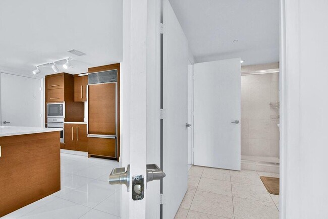 Building Photo - 475 Brickell Ave