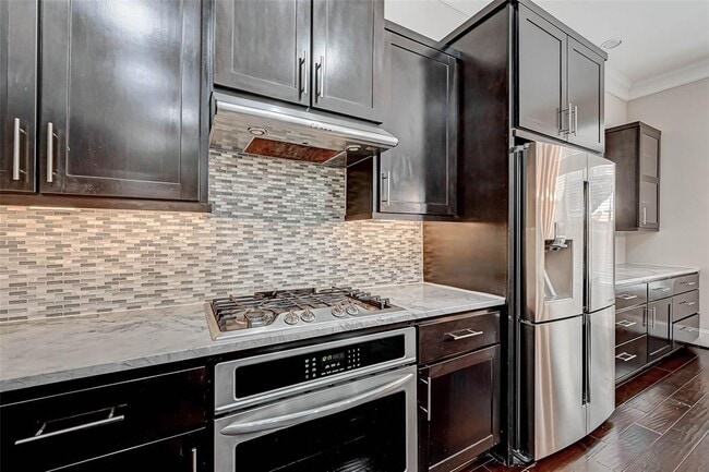 Building Photo - 6711 Saxton Manor St