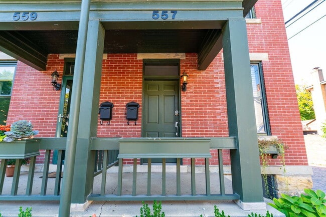 Building Photo - 557 S 6th St