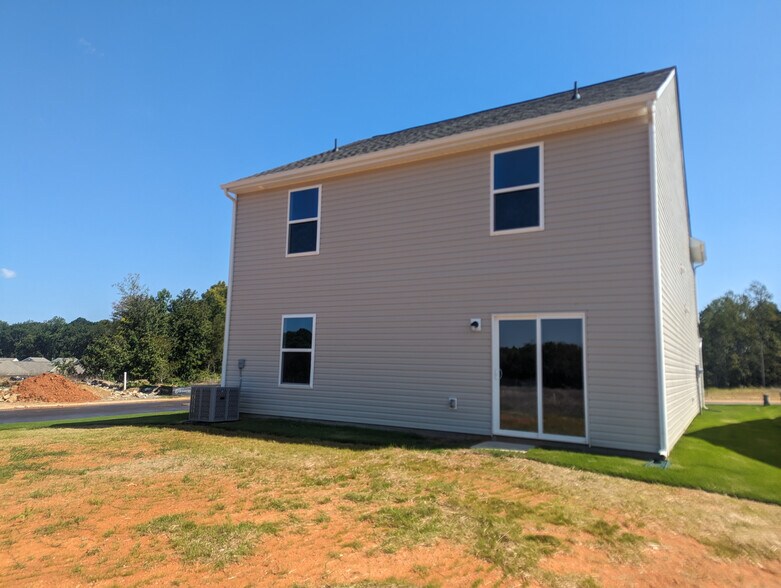 Building Photo - Room in House on Nia Rd