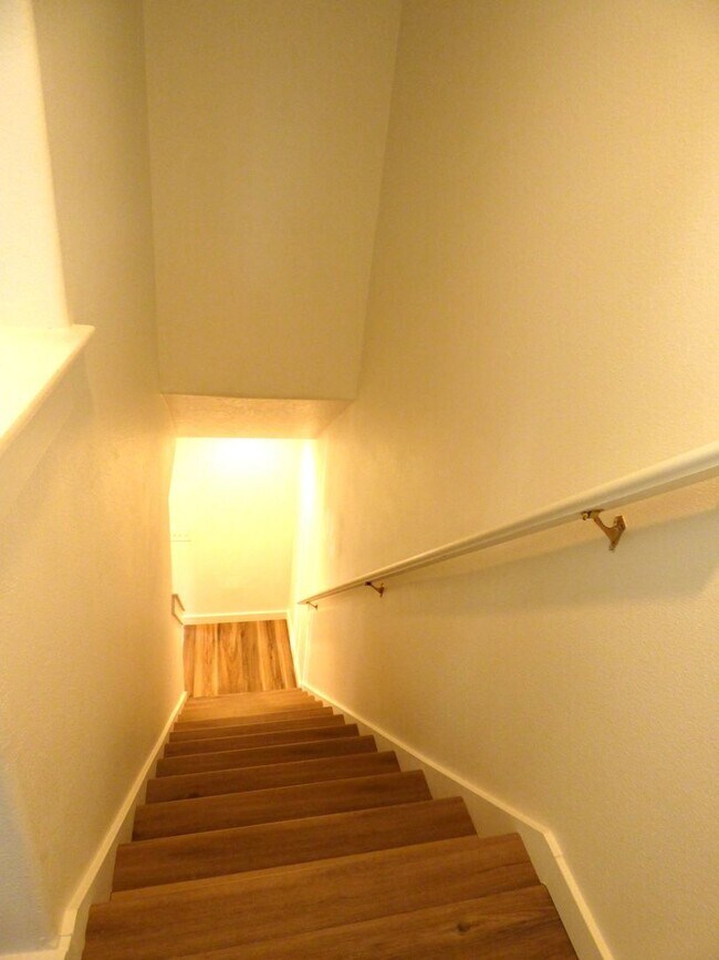 Building Photo - 3 bed 2 bath Duplex