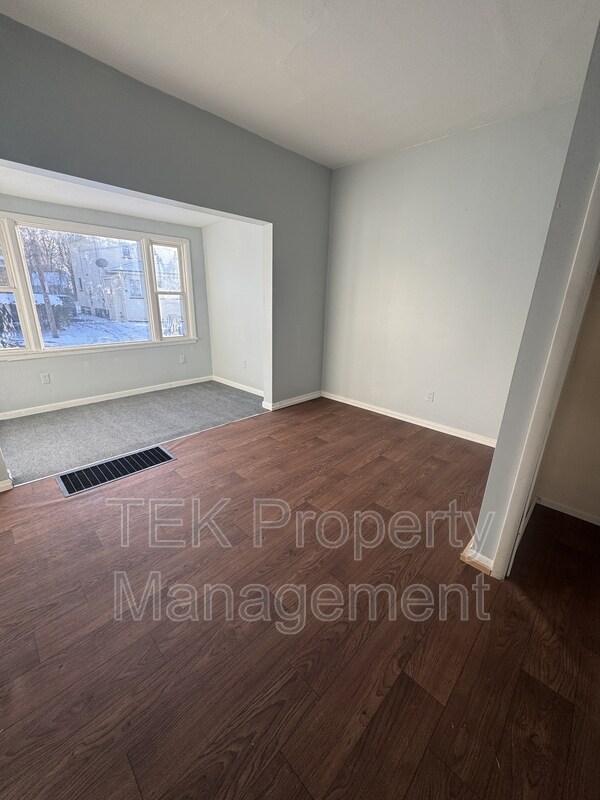 Building Photo - 8 Laurel St