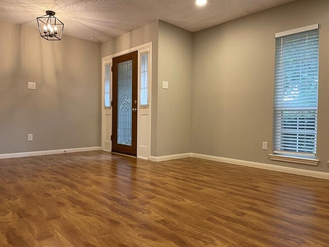Building Photo - 2215 Mill Creek Dr